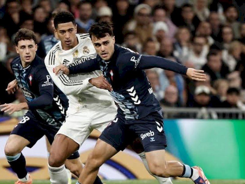 Pemain Real Madrid mengadang pemain Celta Vigo. Madrid keok 0-2. (int) 