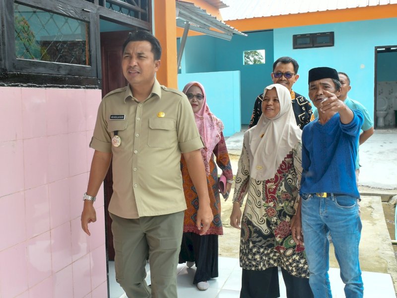 Bupati Luwu Utara Andi Abdullah Rahim, meninjau kegiatan revitalisasi sekolah yang ada di Kabupaten Luwu Utara. 