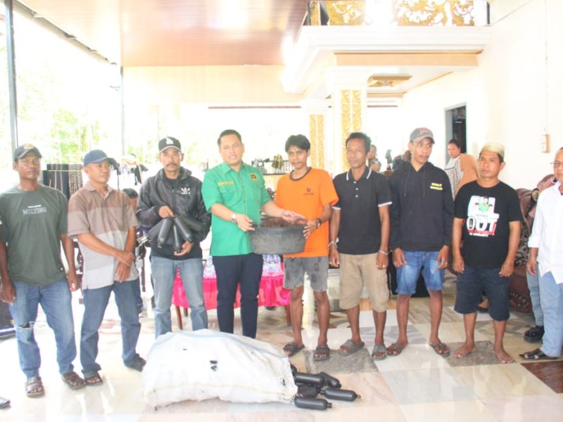Wakil Ketua DPRD Sulsel Sufriadi Arif menyerahkan bantuan secara simbolis kepada masyarakat nelayan di Kabupaten Wajo. 