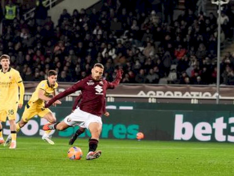 Pemain AC Milan melepas tembakan ke arah gawang Torino. (int) 