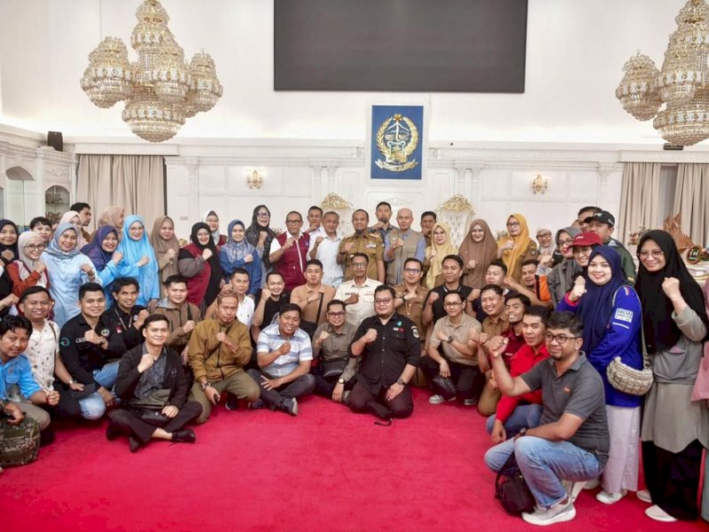 Gubernur Sulawesi Selatan Andi Sudirman Sulaiman melepas 100 tenaga kesehatan untuk diperbantukan dalam penanganan bencana di Kabupaten Aceh Tamiang. 