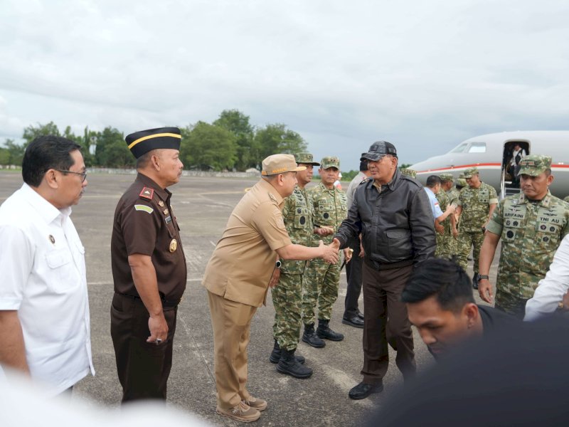Wali Kota Makassar Munafri Arifuddin, menyambut kedatangan Menteri Pertahanan Sjafrie Sjamsoeddin di Base Ops Lanud Sultan Hasanuddin. 