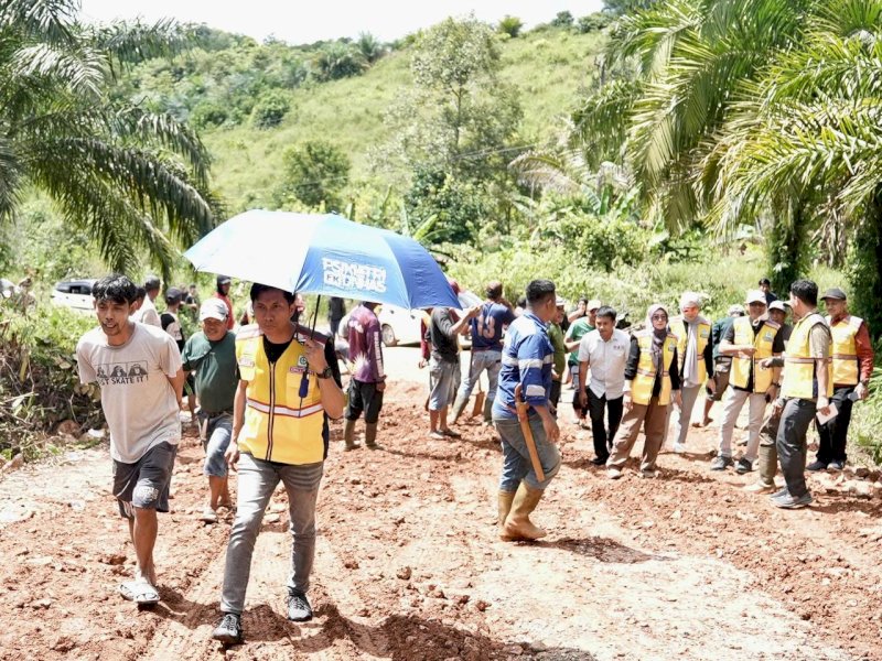 Wujudkan Sulsel Terkoneksi, Tim Pemprov Kunjungi Ruas Jalan Ussu-Nuha Lutim 
