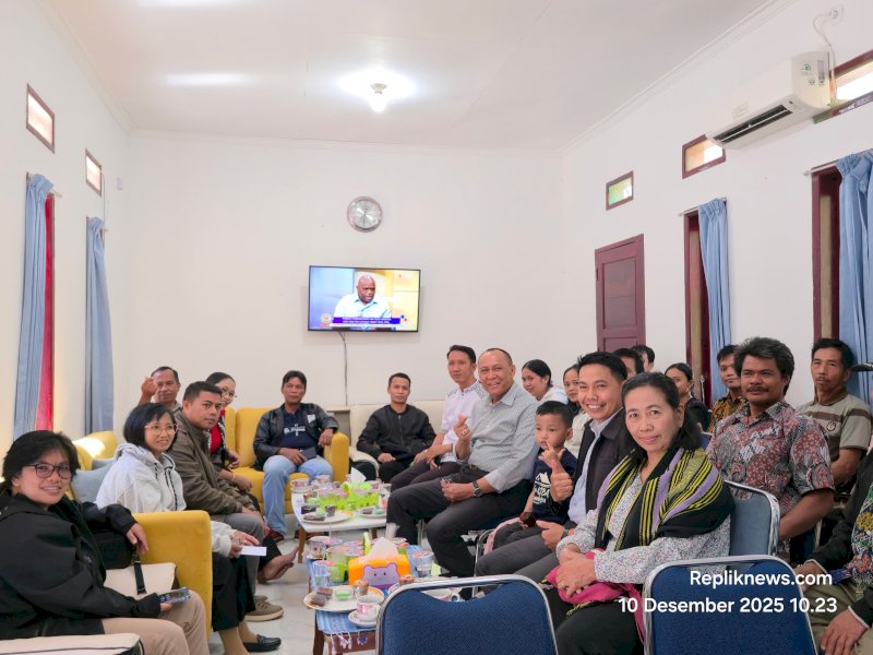 Pimpinan PT Malea Energy Hydro power, Victor Datuan Batara (VDB) berbagi bingkisan Natal untuk gereja.