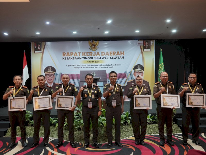 Kejaksaan Negeri Wajo, Sulsel menyabet 3 penghargaan pada kegiatan Rakerda Kejati Sulsel 2025.