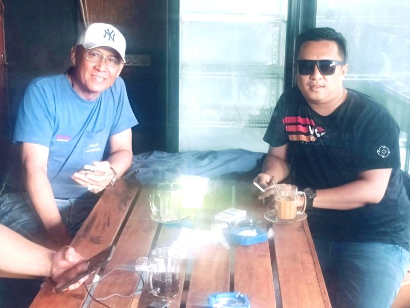 Viktor Datuan Batara bersama wartawan PEDOMANMEDIA, Gista. 