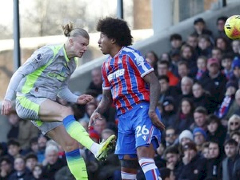 Erling Haaland berduel dengan pemain Crystal Palace. (int) 