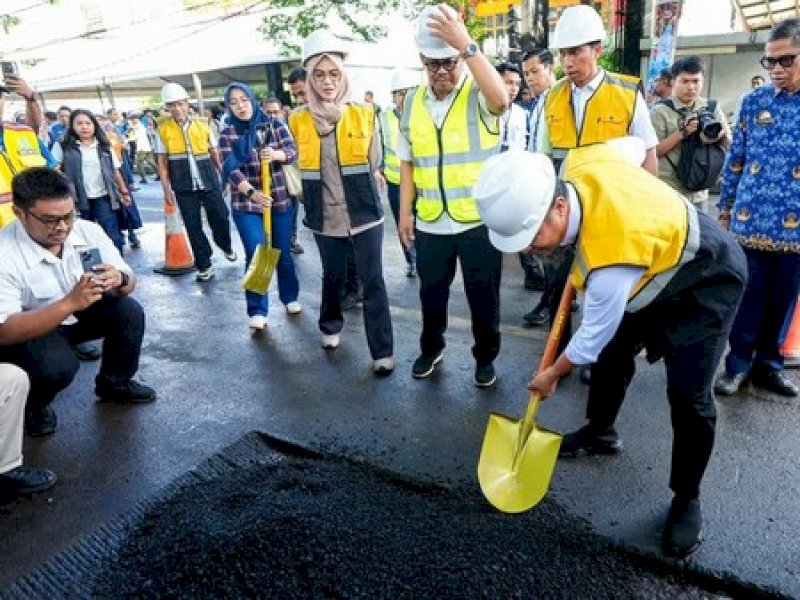 Gubernur Sulawesi Selatan (Sulsel) Andi Sudirman Sulaiman melakukan groundbreaking perbaikan paket 1.