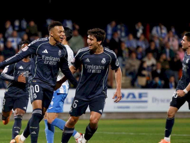 Pemain Real Madrid merayakan gol ke gawang Talavera. (int) 