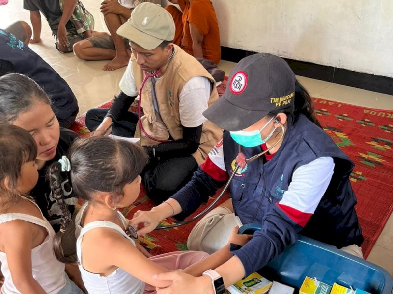 Tim Medis Sulsel melayani pasien di Aceh Tamiang. 