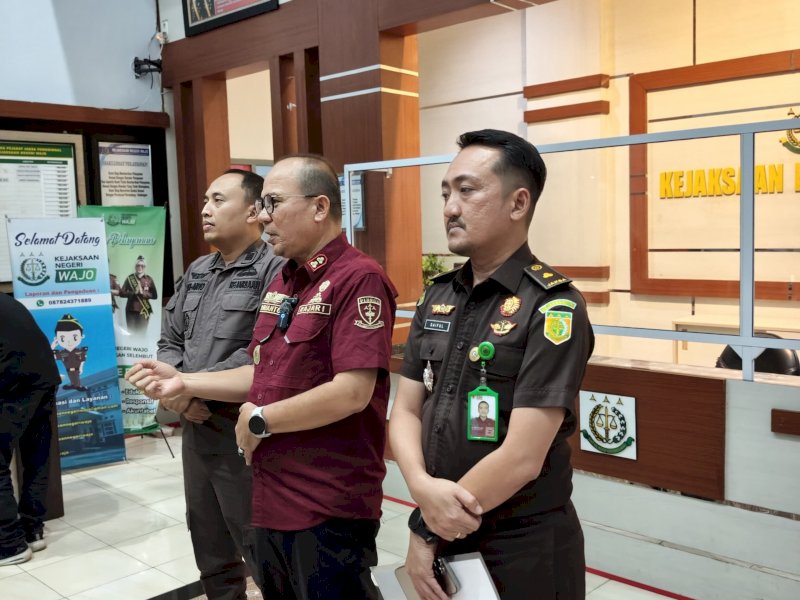 Kejari Wajo Harianto Pane memberi keterangan pers terkait penahanan tersangka kasus korupsi sutera murbei. 