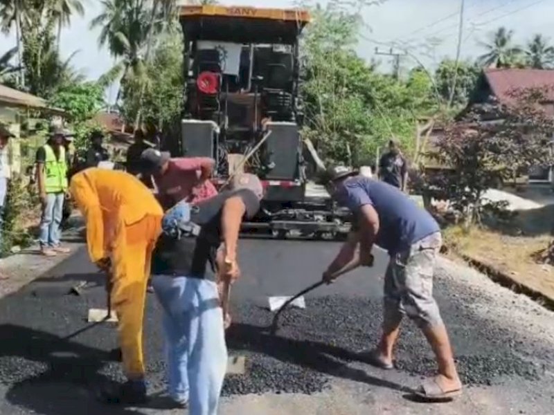 Bupati Luwu Utara Andi Abdullah Rahim meninjau pengerjaan proyek pengaspalan ruas jalan Baliase-Pombakka. 