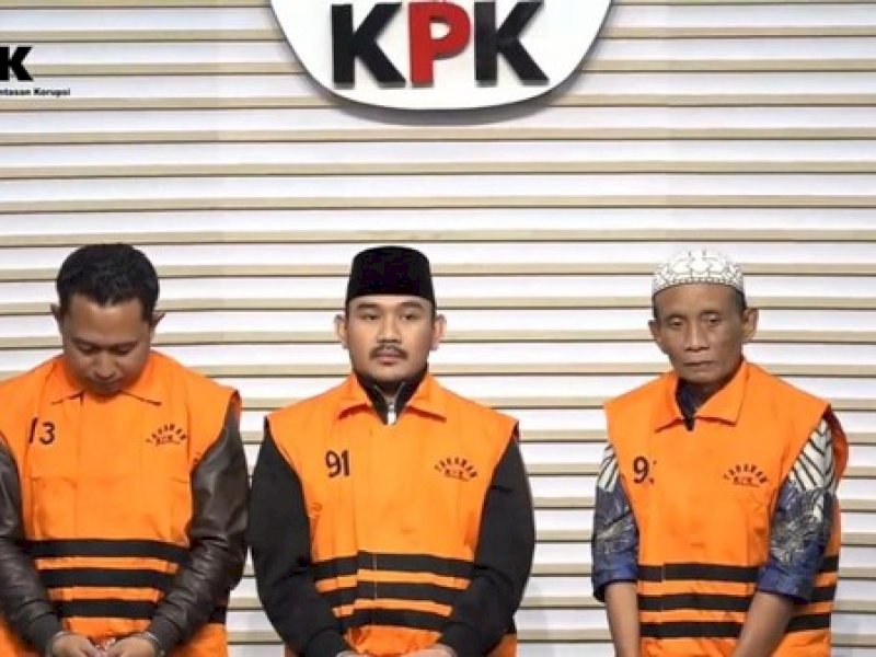 Bupati Bekasi Ade Kuswara (tengah) dan ayahnya, HM Kunang (kanan).