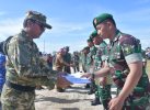 Bupati Lutra Beri Penghargaan Pelatih Bimbel Jasmani, Cetak Prajurit TNI