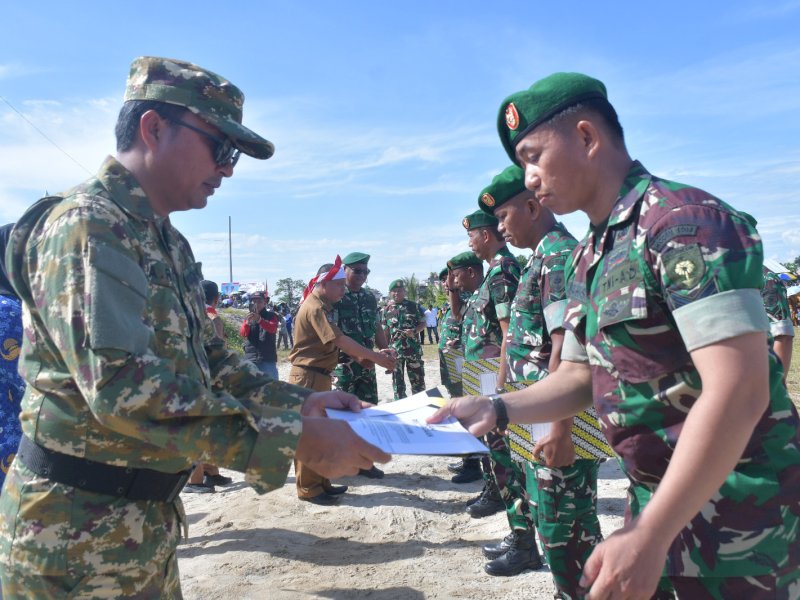 Bupati Luwu Utara Andi Abdullah Rahim, memberikan piagam penghargaan dan ucapan terima kasih kepada para pelatih Bimbingan Belajar (Bimbel) Jasmani. 