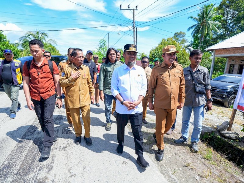 Gubernur Sulawesi Selatan Andi Sudirman Sulaiman meninjau langsung progres pengaspalan Jalan Poros Baliase&ndash;Pombakka di Desa Rompu, Kecamatan Masamba, Kabupaten Luwu Utara. 