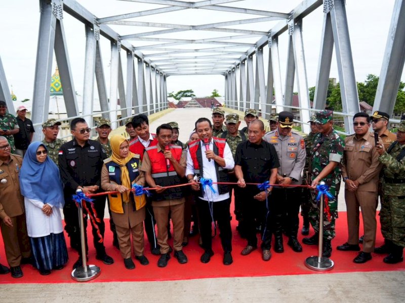 Gubernur Sulawesi Selatan Andi Sudirman Sulaiman meresmikan Jembatan Sungai Malake Ruas Anabanua-Malake. 