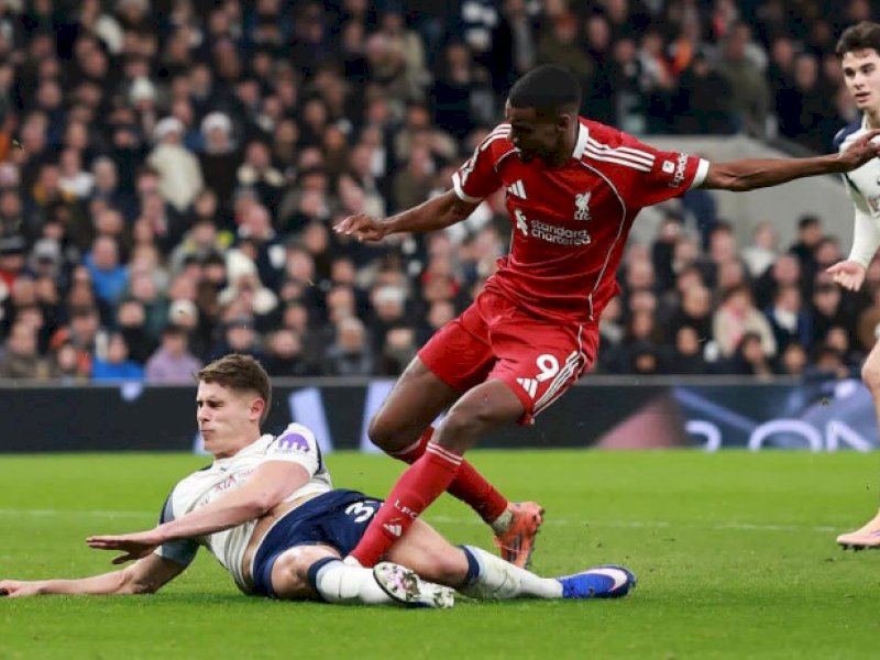 Micky van de Ven melakukan tekel terhadap bomber Liverpool Alexander Isak. (int) 