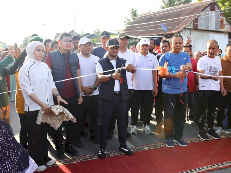 Bupati Bone Andi Asman Sulaiman meresmikan peningkatan jalan aspal ruas Panyula, Toro, dan Cellu di Kecamatan Tanete Riattang Timur. 