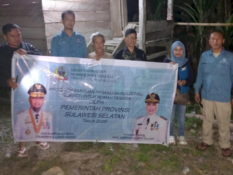 Pemasangan listrik gratis bantuan Pemprov Sulsel di daerah terpencil. 