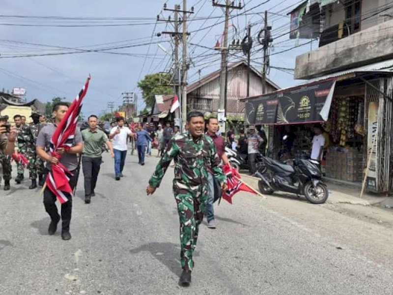 TNI membubarkan warga yang mengibarkan bendera GAM. 