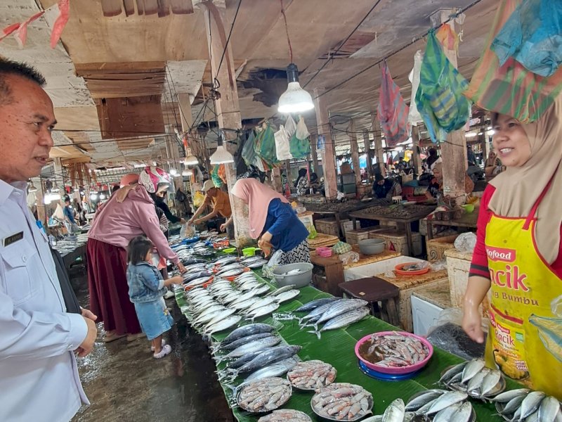 Pemkab Lutra melakukan inspeksi mendadak ke pasar tradisional. 