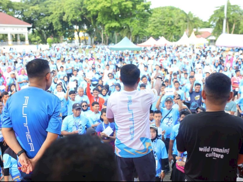 Bupati Bone Andi Asman Sulaiman melepas peserta Run WIB 2025.