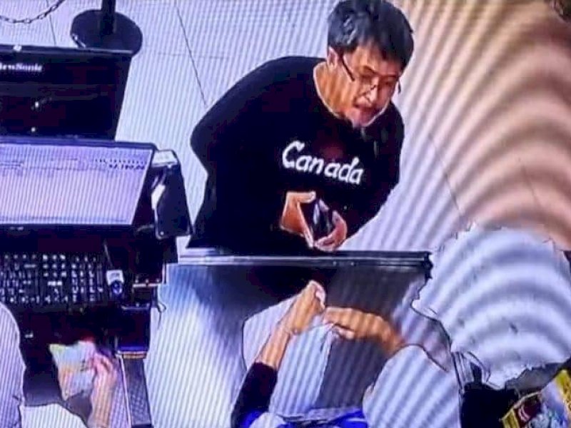 Tangkapan layar video dosen UIM yang meludahi kasir swalayan. 