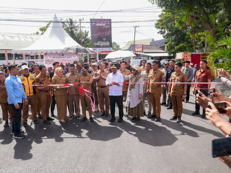 Gubernur Sulawesi Selatan Andi Sudirman Sulaiman meresmikan penggunaan sejumlah ruas jalan di Kecamatan Tanete Riattang, Kabupaten Bone. 