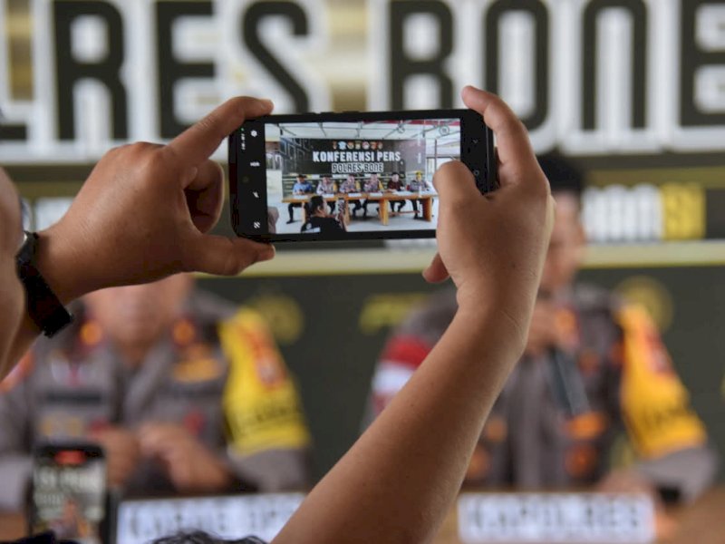 Kasatnarkoba Polres Bone Iptu Irham dalam konferensi pers yang digelar di Mapolres Bone. 