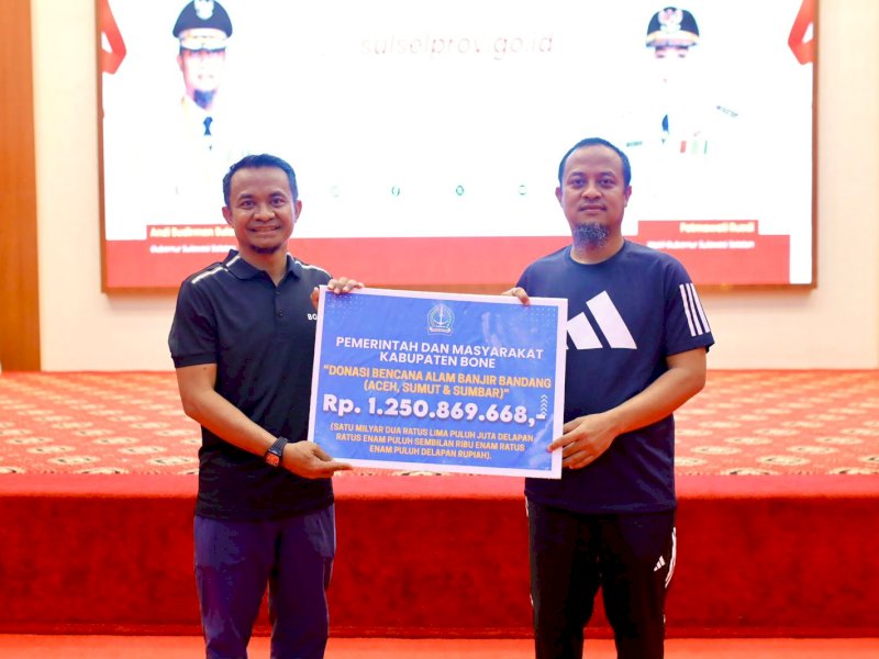 Bupati Bone Andi Asman Sulaiman, menyerahkan donasi kepada Gubernur Sulsel Andi Sudirman Sulaiman di Aula Asta Cita, Rumah Jabatan Gubernur Sulsel. 