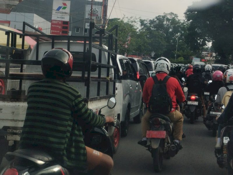 Kendaraan terjebak macet di depan SPBU Karassik Rantepao. 