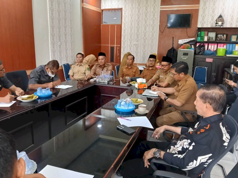 Rapat Dengar Pendapat (RDP) bersama Dinas Pemuda, Olahraga, dan Pariwisata (Disporapar) dan Dinas Pendidikan dan Kebudayaan (Disdukbud) di Ruang Rapat Komisi I. 