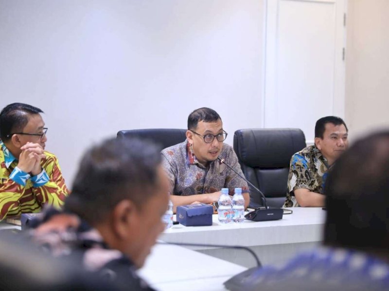 Rapat koordinasi pembahasan tindak lanjut serah terima sarana dan prasarana Pusat Niaga Daya di ruang rapat Sekda. 