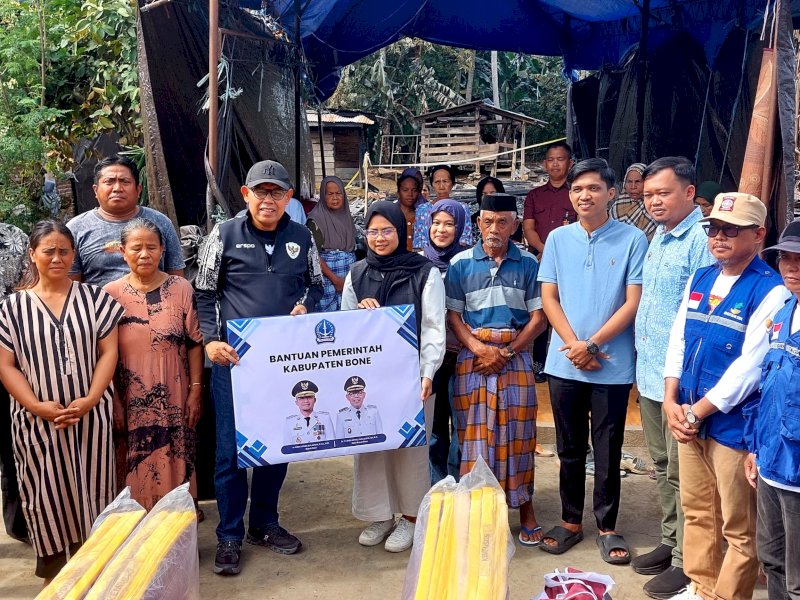 Wabup Bone Andi Akmal Salurkan Bantuan untuk Korban Kebakaran di Desa Carebbu