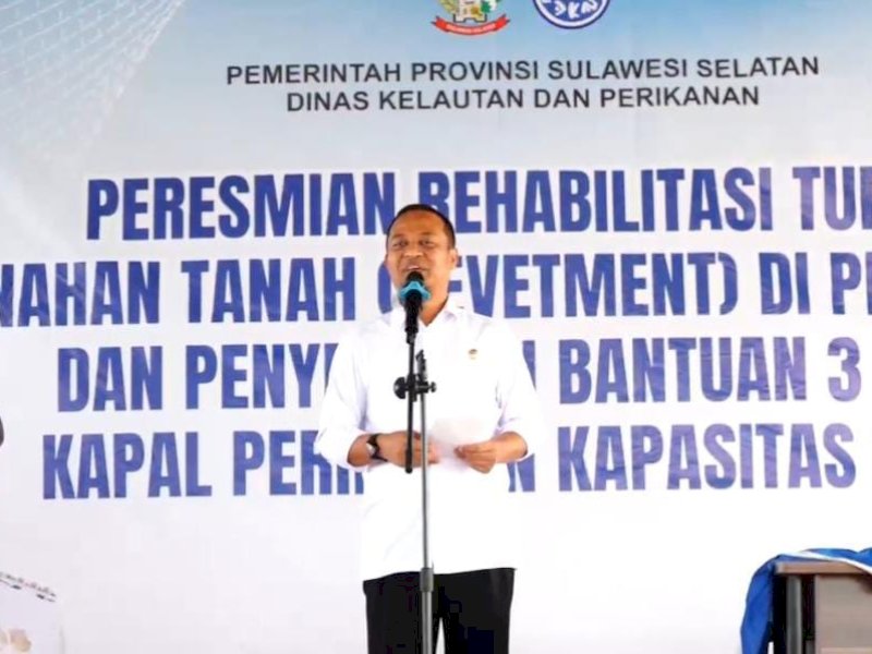 Gubernur Sudirman Bantu 2 Unit Kapal 15 GT ke Kelompok Nelayan di Lonrae  Bone