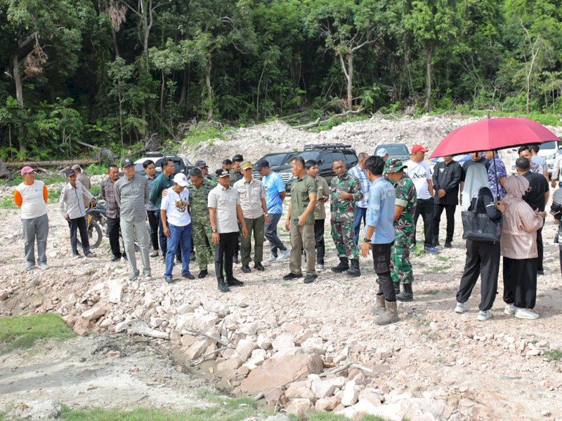 Bupati Bone Andi Asman Sulaiman meninjau lokasi pembangunan Pelabuhan Umum di Kecamatan Tonra. 