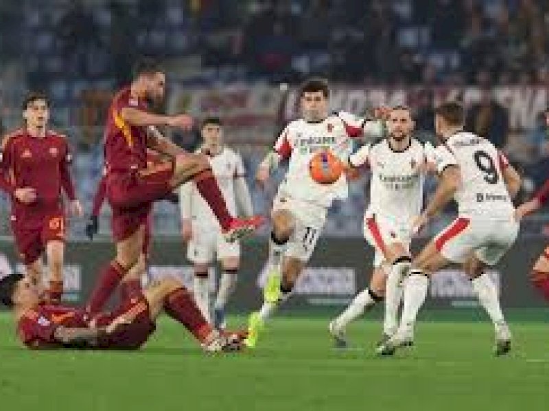 Pemain AS Roma dan AC Milan berjibaku berebut bola. (int) 