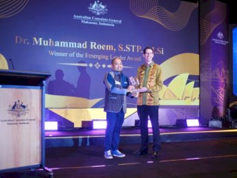 Kadiskominfo Makassar M Roem Raih Winner Of the Emerging Leader Award  dari Australia