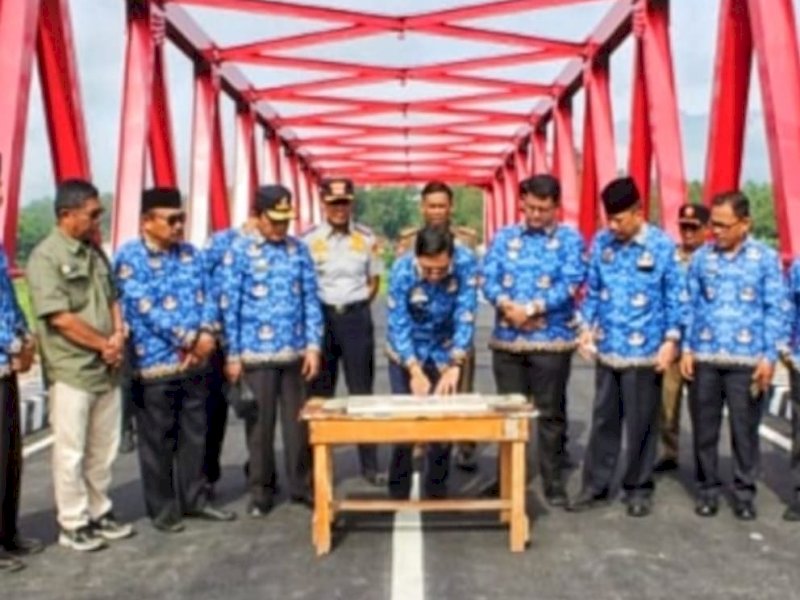 Bupati Toraja Utara Frederik Victor Palimbong meresmikan jembatan penghubung antarkecamatan di Toraja Utara. 