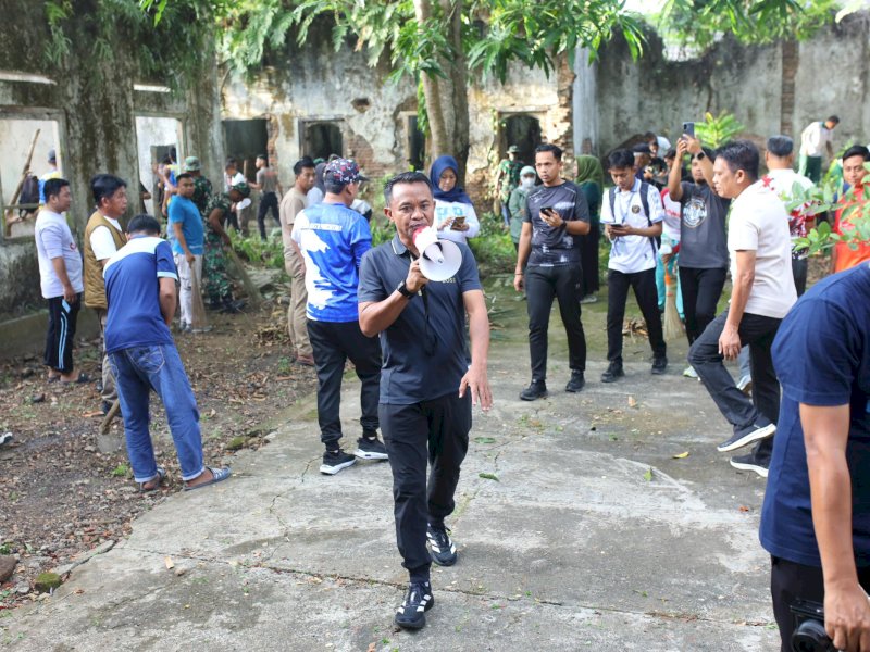 Bupati Bone Andi Asman Sulaiman saat memimpin langsung kegiatan kerja bakti di bangunan terbengkalai eks Lapas Bone di Jalan Merdeka, Kota Watampone. 