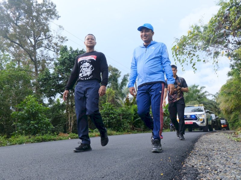 Bupati Andi Abdullah Rahim berjalan kaki menuju kawasan wisata Air Panas Pincara. 