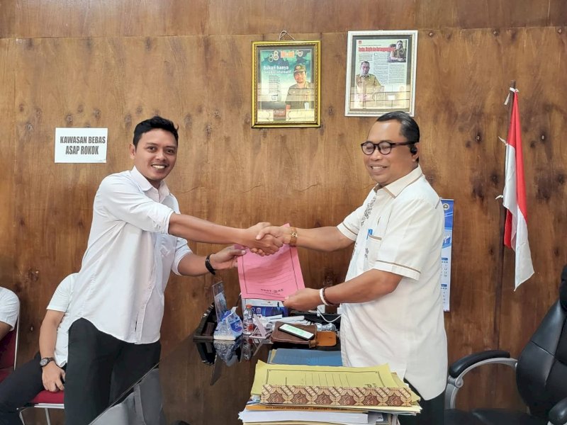 Kepala Disdukcapil Luwu Utara, Muhammad Kasrum menyerahkan SK Pengangkatan PPPK Paruh Waktu. 