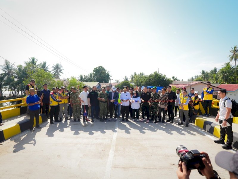 Gubernur Sulawesi Selatan Andi Sudirman Sulaiman meresmikan Jembatan Sungai Balampangi yang terletak di Desa Bua, Kecamatan Tellu Limpoe, Kabupaten Sinjai. 