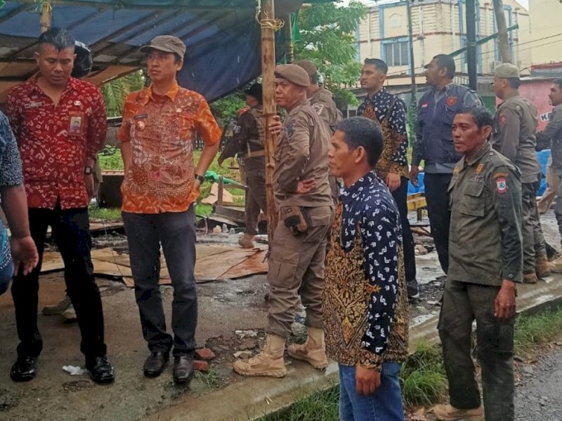 Pemkot Makassar melakukan penertiban PKL di Tamalanrea. 