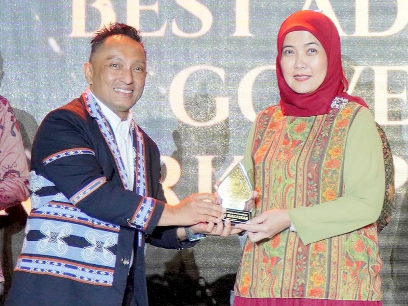 Wakil Wali Kota Makassar Aliyah Mustika Ilham menerima penghargaan Best Adoption of Government Marketplace Award 2025.