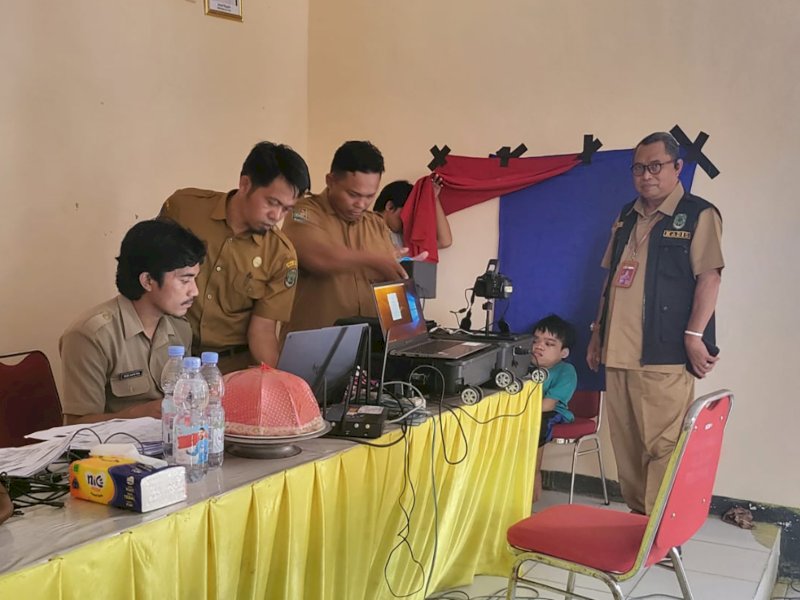 Kadis Dukcapil) Kabupaten Luwu Utara, Muhammad Kasrum, meninjau pelaksanaan program layanan Jemput Bola alias Jebol yang digelar di beberapa titik di wilayah kecamatan. 