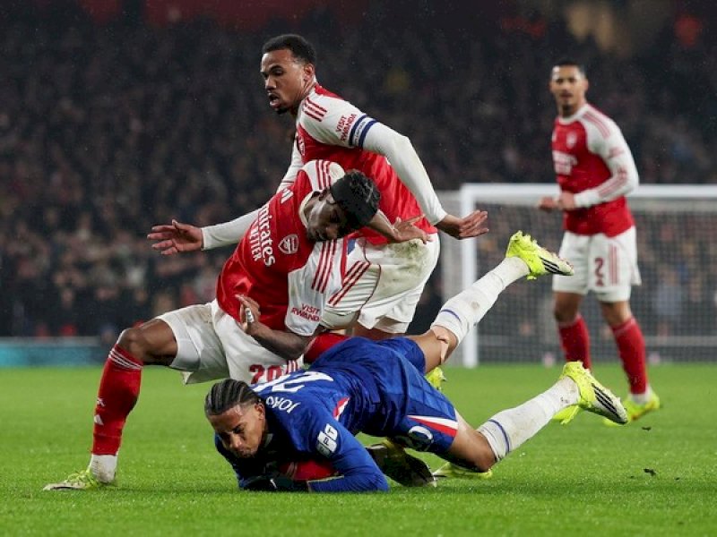 Pemain Arsenal mengadang laju pemain Chelsea. (int) 