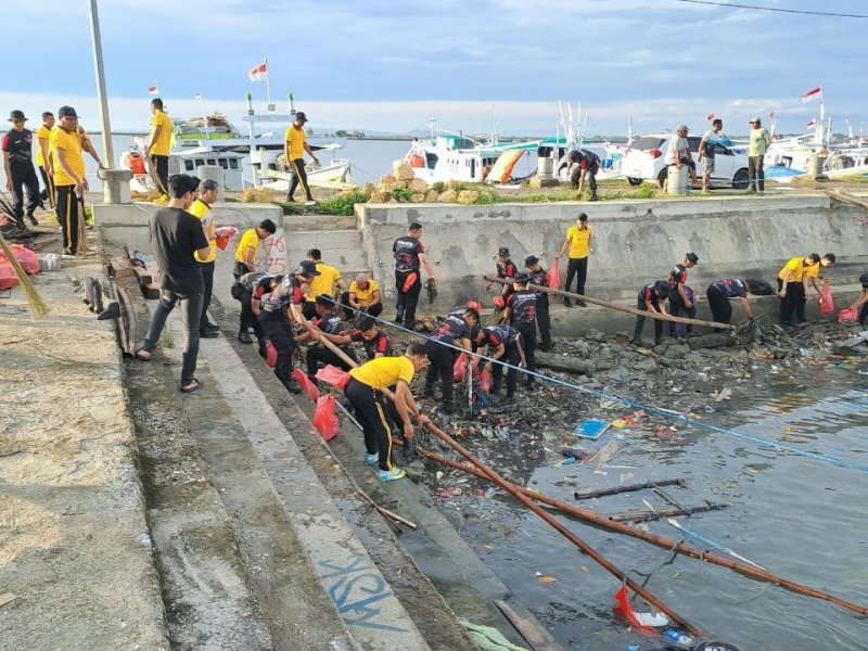 Dukung Arahan Presiden, Polres- Brimob Bone Aksi Bersih-bersih di TPI Bajoe