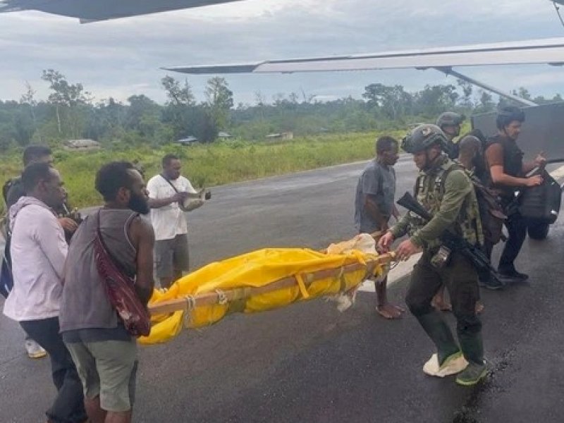Jenazah pilot Smart Air yang tewas ditembak KKB dievakuasi petugas. 